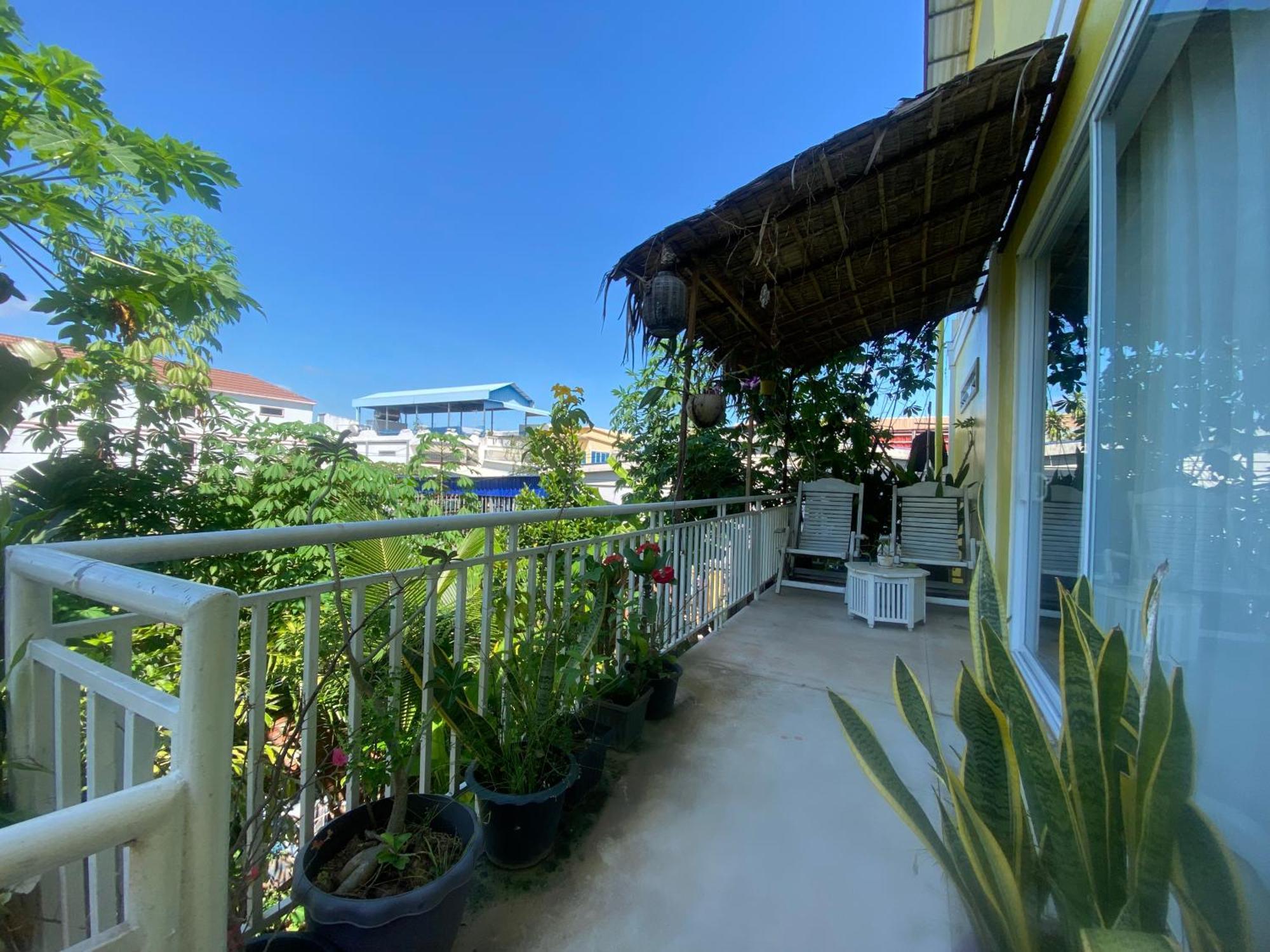 Homestay Yellow Natural House *